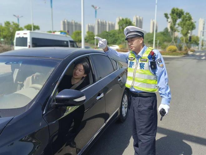 老交警邹兵守护孝感王者荣耀赛事的圆满举行
